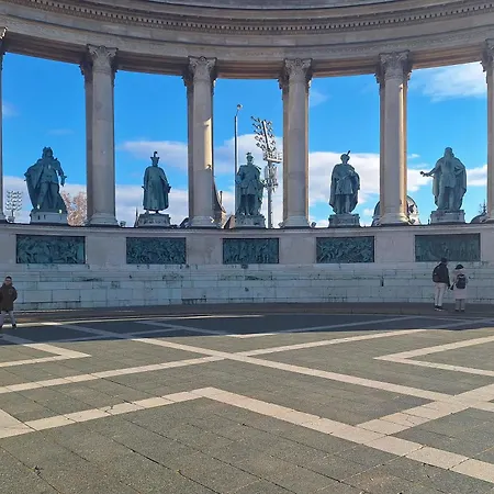 New Chic Next To Heroes' Square Appartamento