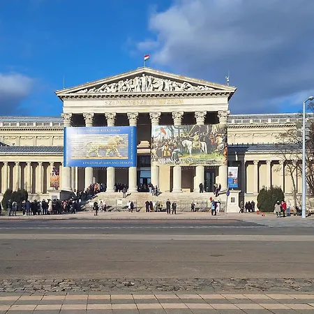 New Chic Next To Heroes' Square