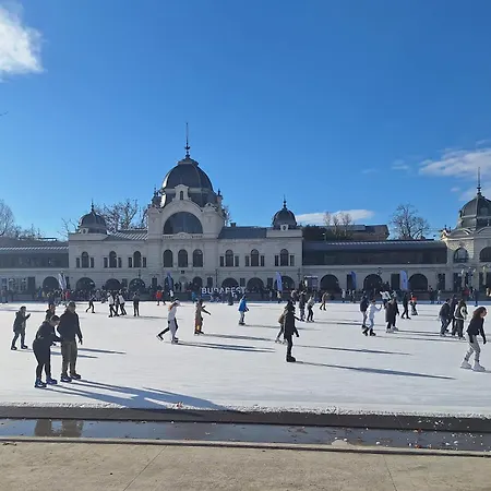 New Chic Next To Heroes' Square