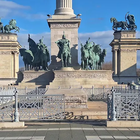 New Chic Next To Heroes' Square Budapest